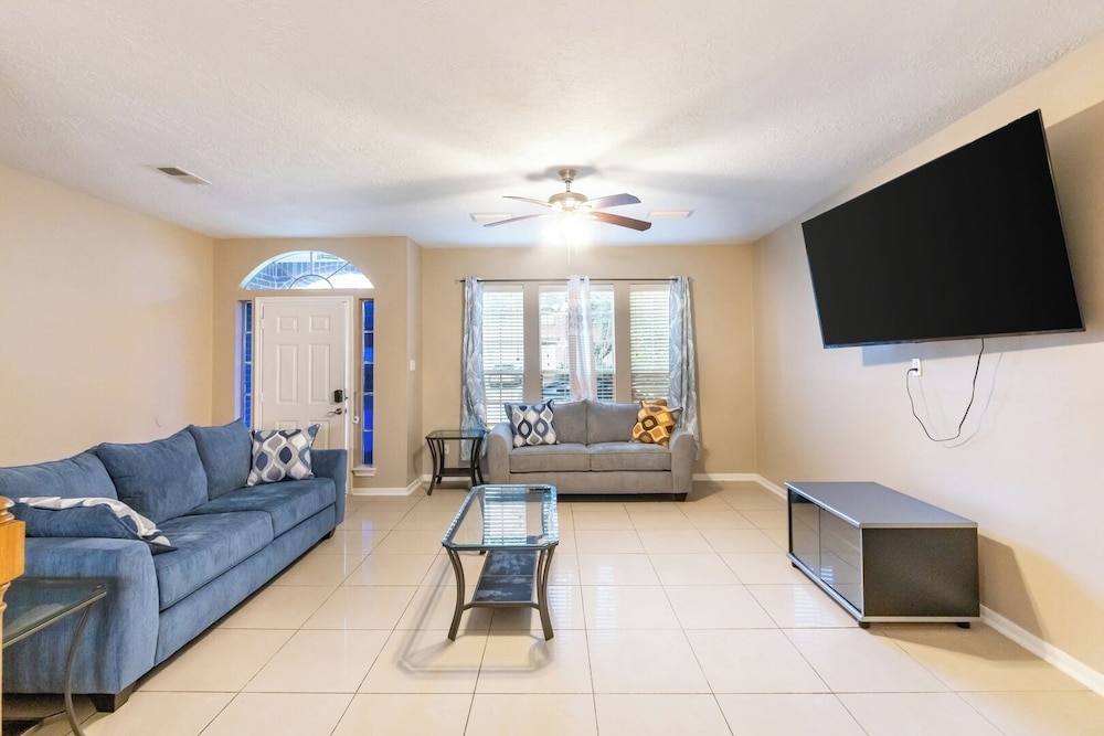 Pet-friendly 3BR Near First Colony Mall