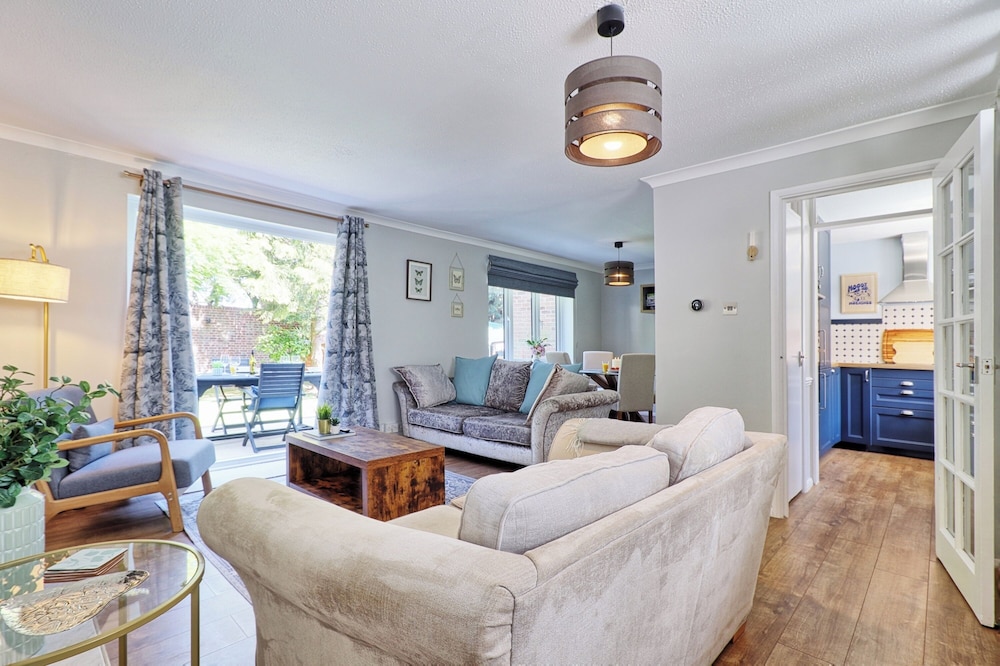 Tranquil Garden Retreat in Buckhurst Hill