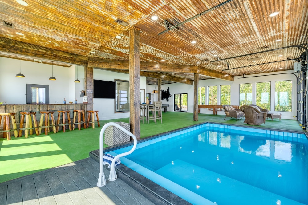 Bear Rug Inn Luxe Stays Pool Views Game Room