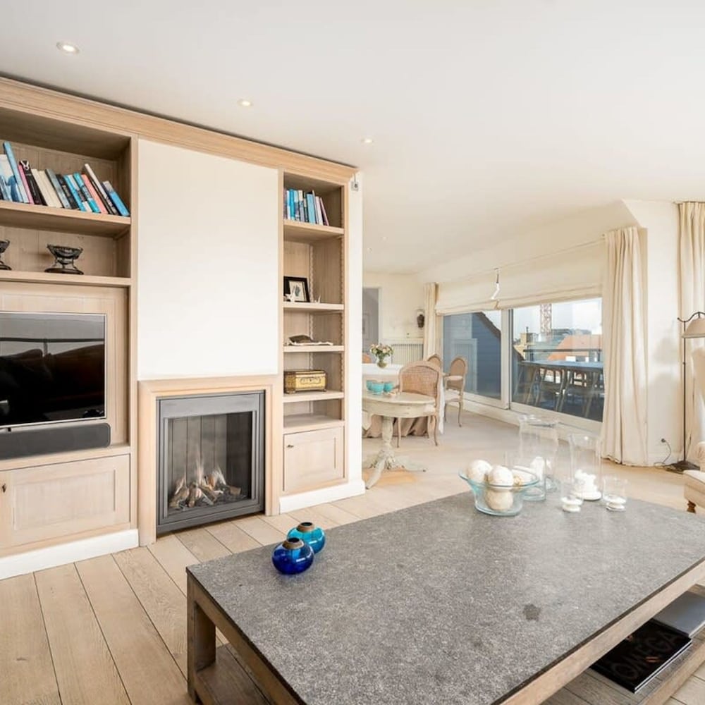Stunning Penthouse With Free Parking and sea View