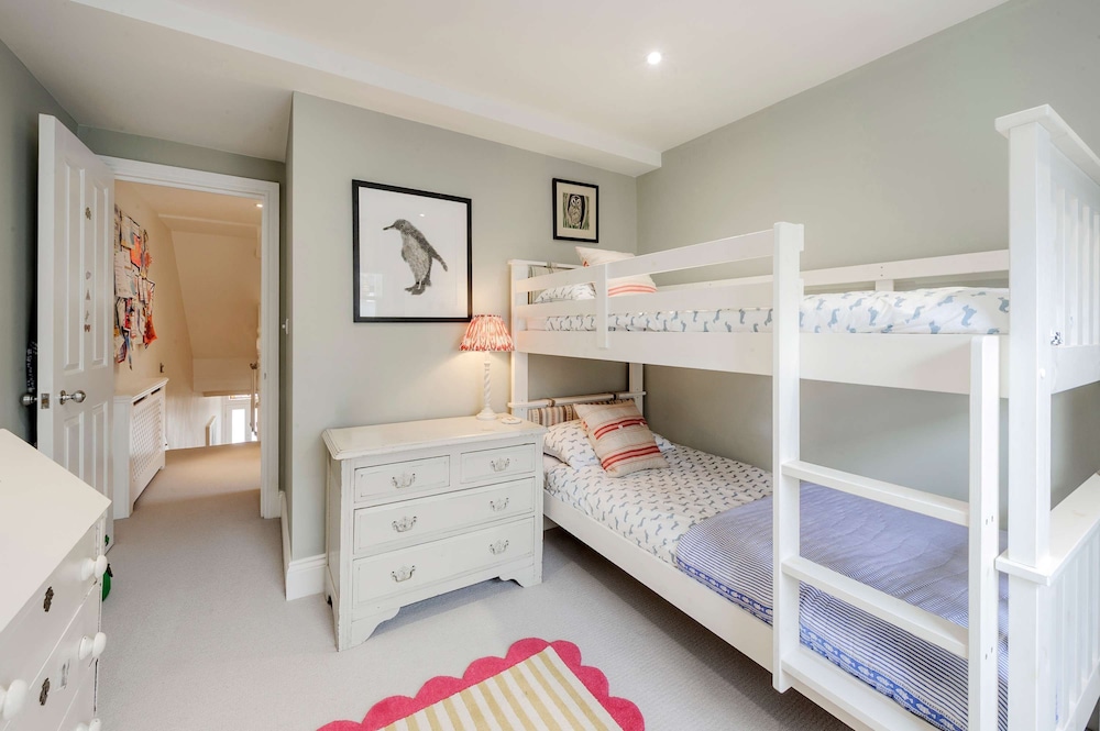 Stunning 4 bed Fulham Home With Garden