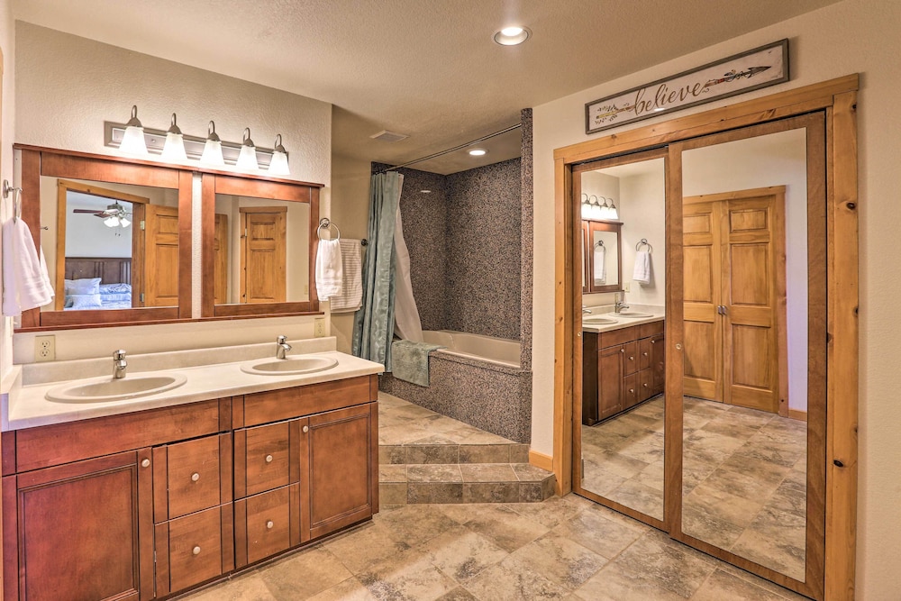 Sauna & Pool Table: Family Home on Lake Chicagon view 3