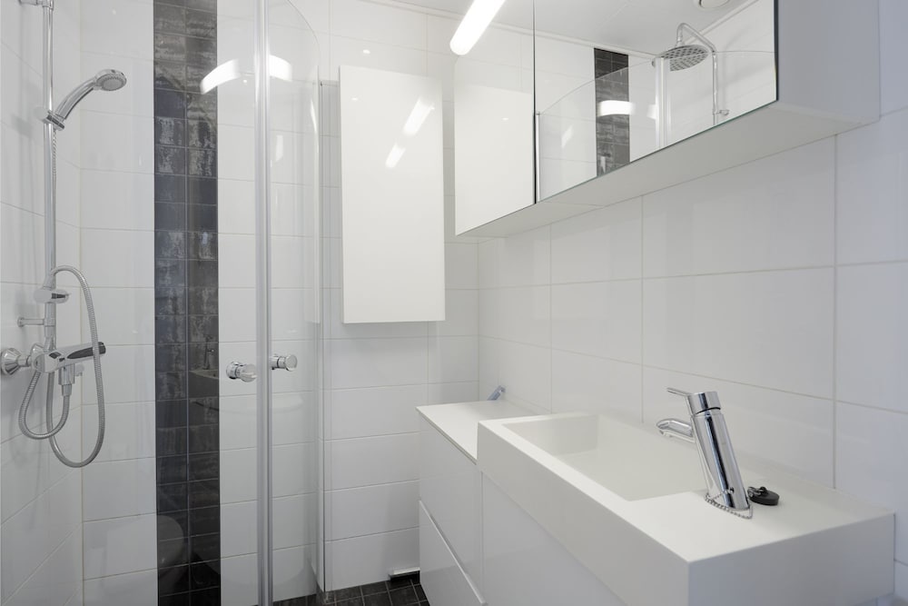 WeHost Ruusankatu 8 en Helsinki — bathroom