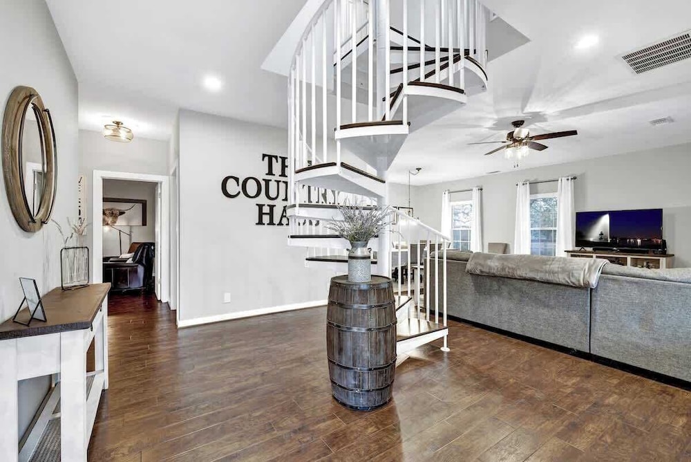 The Country Haus: Quaint Home 1 Mile From Downtown