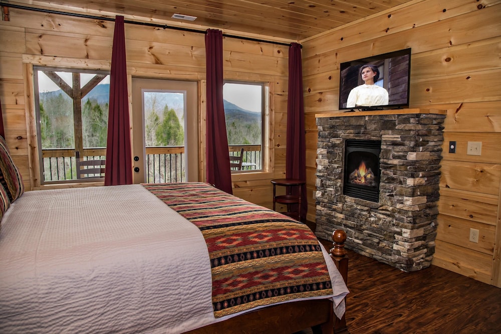 Breathtaking 14BR Cabin: Elevator Views Games Hot Tubs Galore, Billede 18