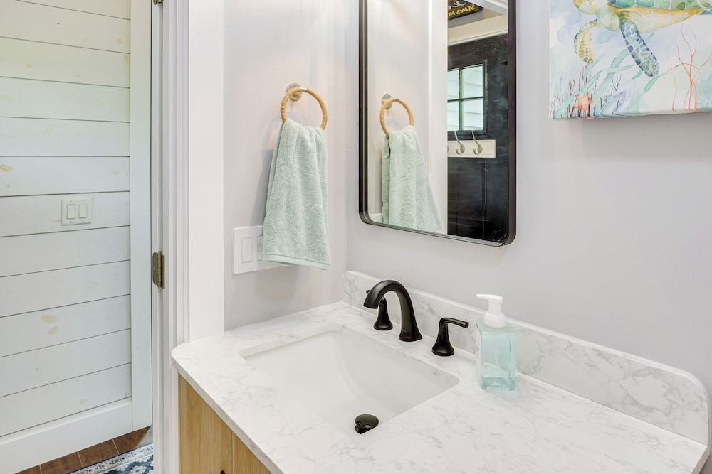 Cozy Couple's Retreat w/ Hot Tub in Smithville!