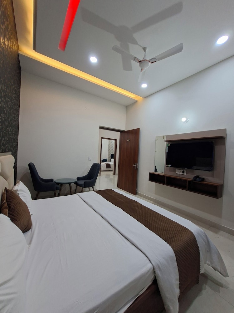 Wishotel Xpress Hotel Crown Classic Villa