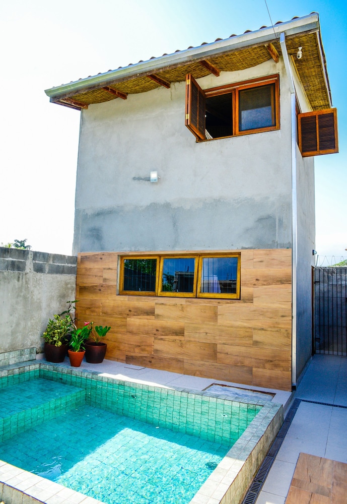 Chal com Piscina e Churrasq em Caraguatatuba SP