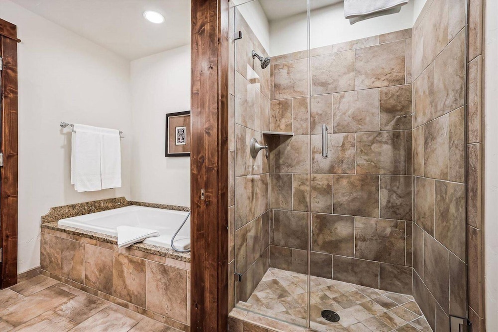 Luxury Ski-in/ski-out Bluesky 2 Bedroom Condo