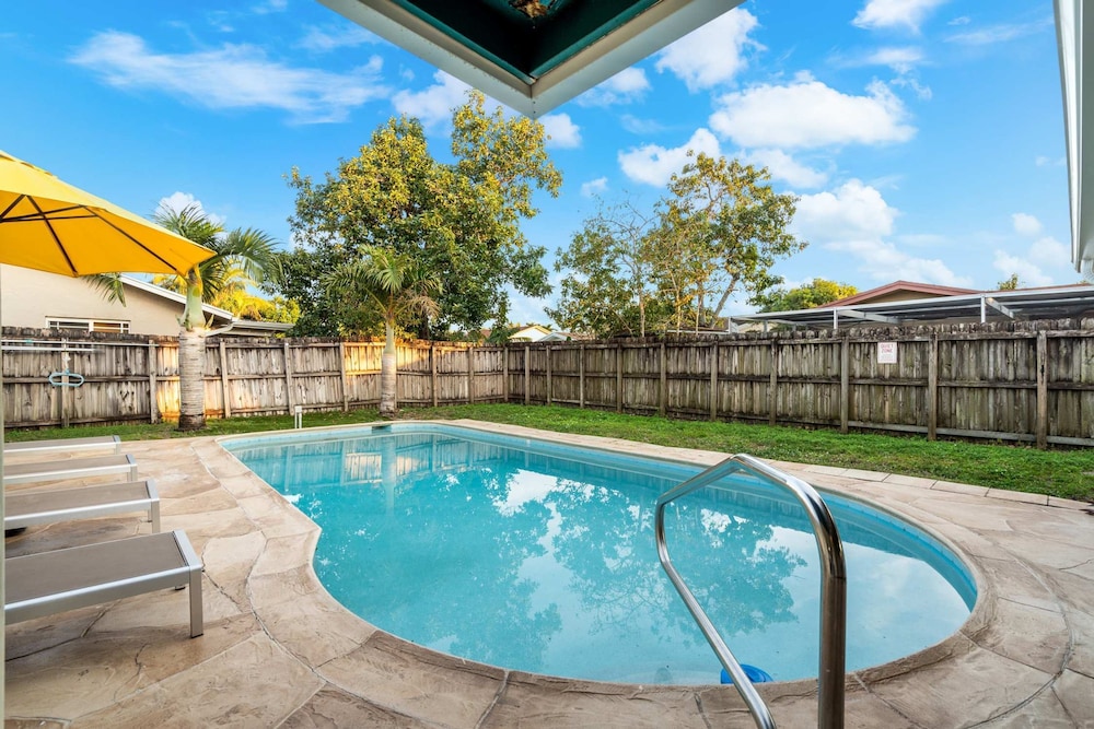 4BR With Private Pool and Game Room - Prime Location