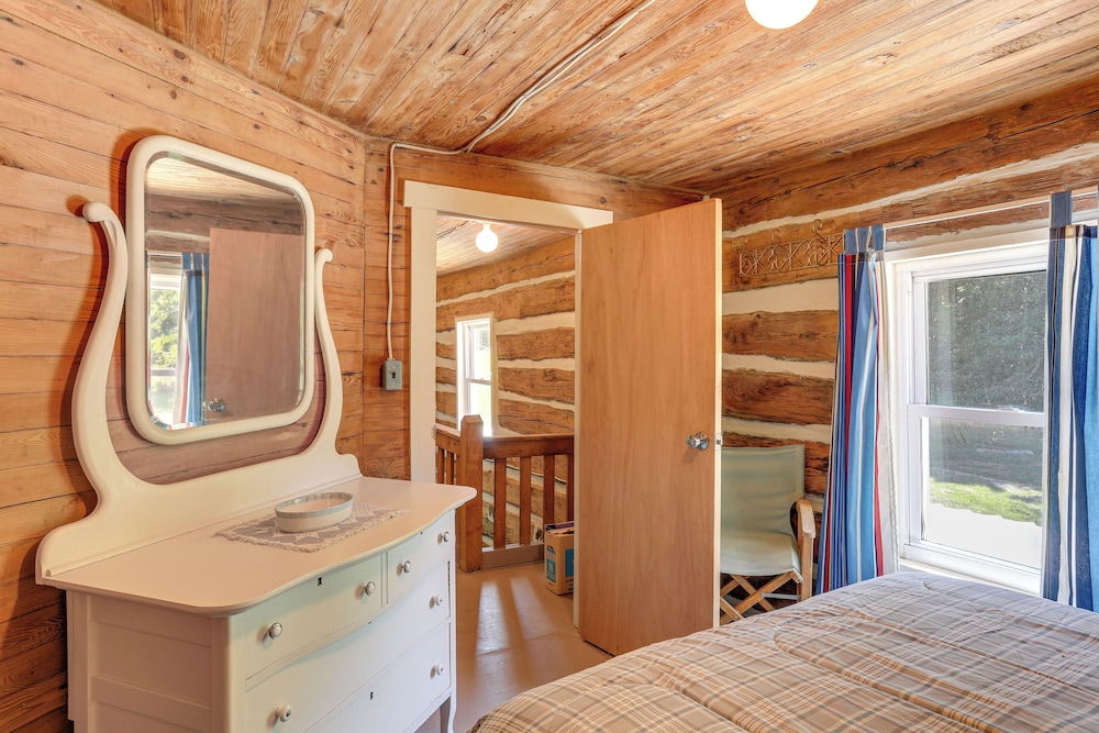 5 Mi to State Parks: Penfield Cabin w/ Fire Pit!