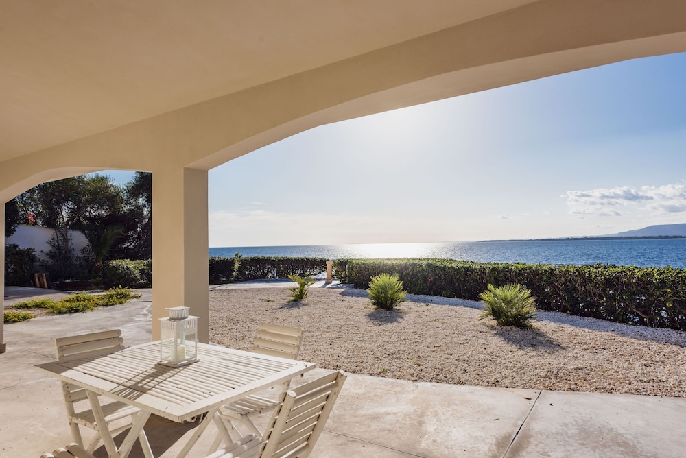 Villa Plemmiria by the Sea by Wonderful Italy