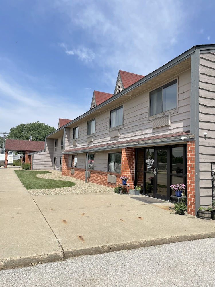 Hygge Inn & Suites