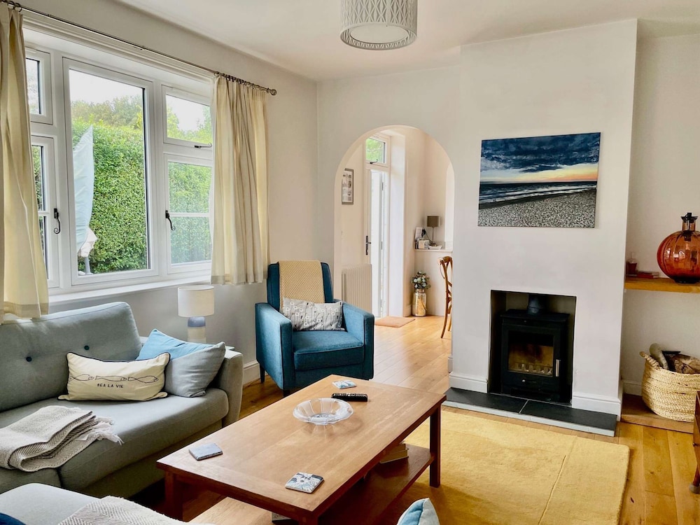 Charming Seaside Cottage - 5-min Walk to Beach