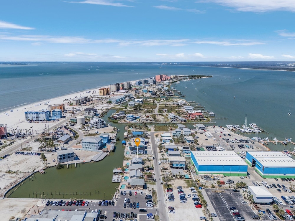 920 Bay Breeze Bungalow: Stunning Bay View Home W/ Heated Pool! 2 Bedroom Home