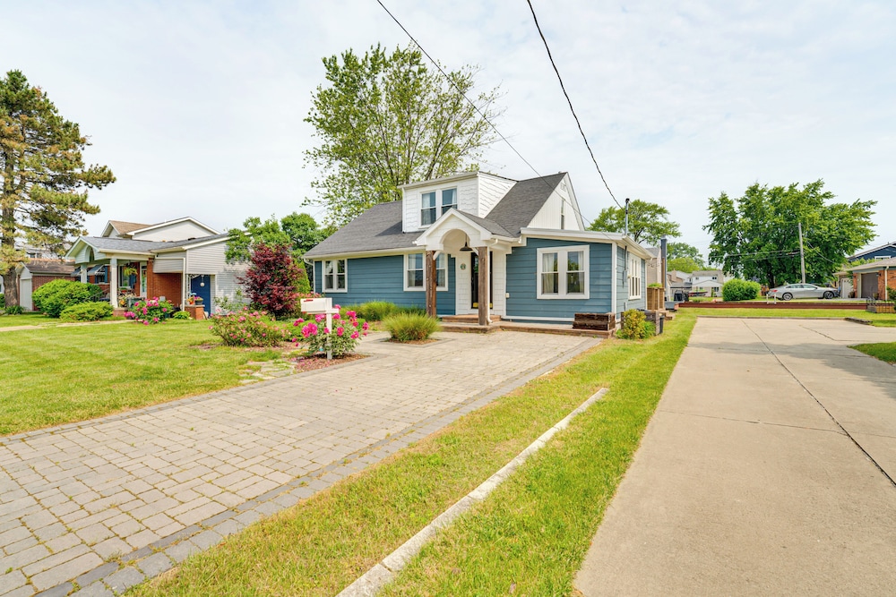 Canal-front St Clair Shores Home: 2 Mi to Dtwn