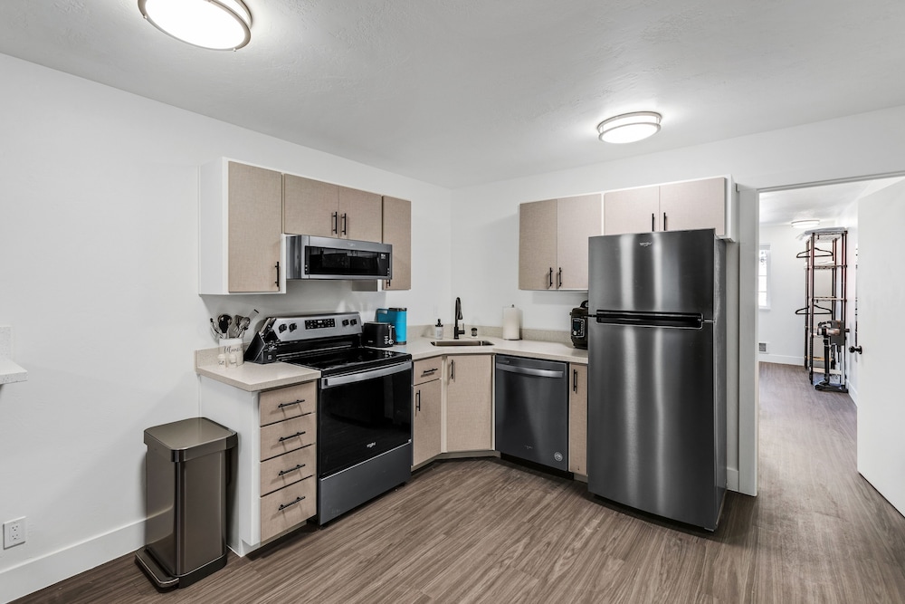 Beaver Vacations - Beautiful Ski-in/ski-out Condo Located On The Eagle Point Resort! 1 Bedroom Condo by RedAwning - Property Image 4