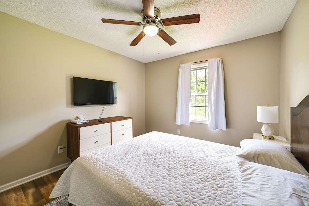 6 Mi to Med District: Greenville Home w/ Yard