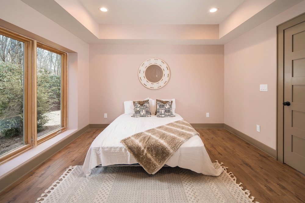 2 Mi to Beech Mtn Resort! 8,000-sq-ft Luxe Escape