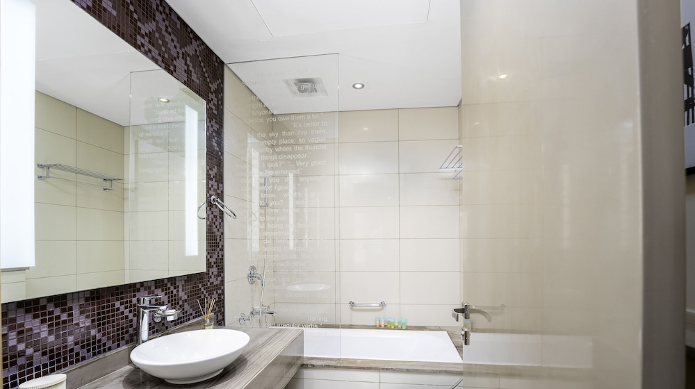 Glamorous 2BR in Damac Paramount Tower