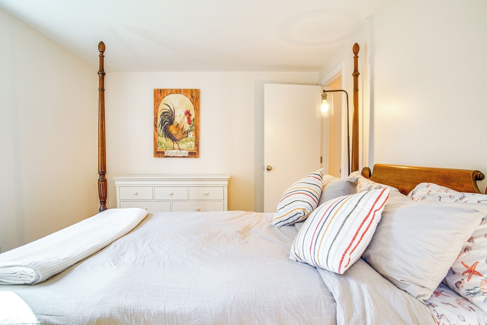 Bike to Private Beach: Cape Cod Escape w/ Sunroom