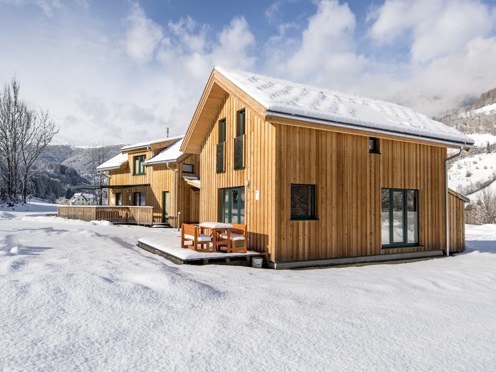 Lavish Chalet in Sankt Georgen With Jacuzzi