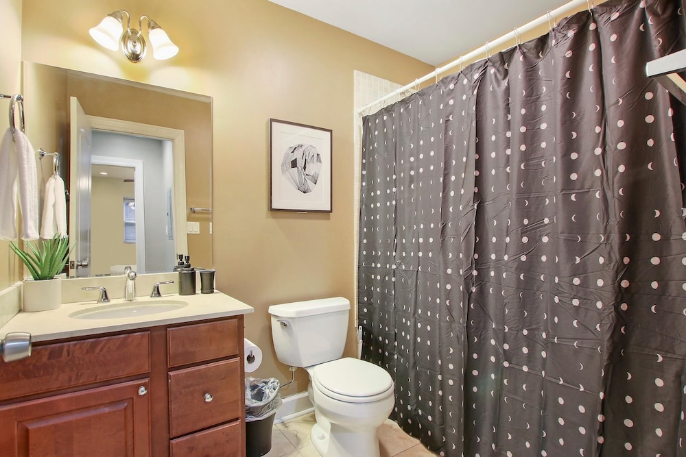 Upscale 4BR in Wicker Park - Damen 1R