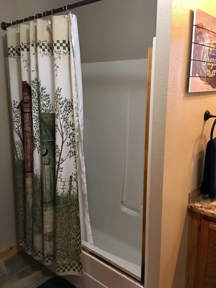 Ashland Vacations - Mountain Pine Cabin - Sleeps 6 - Pet Friendly - Property Image 12