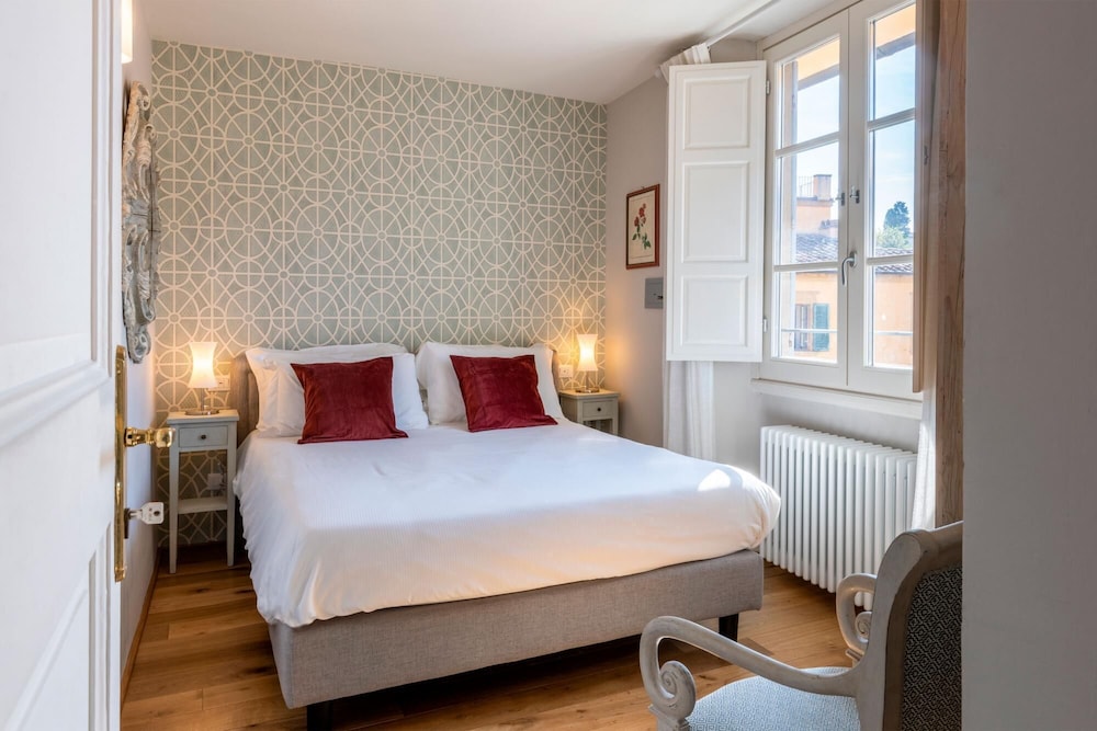 Impressive 4 Bedroom Apartment in Front of Pitti Palace Piazza Pitti I