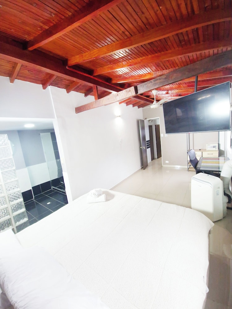 PROMO 18 BDRM Building, Pool+ 5Jacuzzis at Poblado