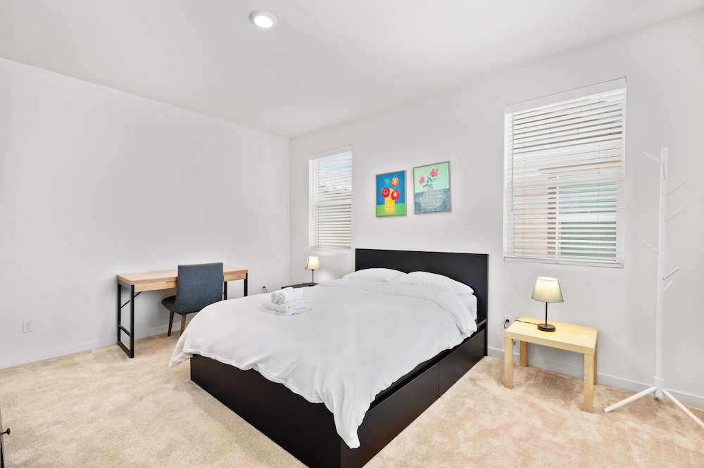 Sunny & Stylish Near LA 4BR Home w Desks & Lounge