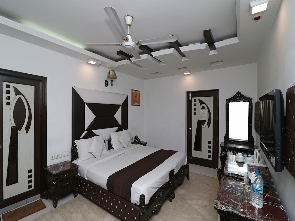 OYO 11201 Near Bhikaji Cama Place