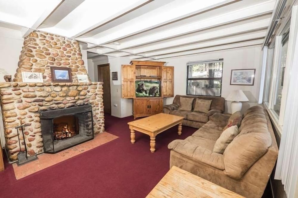 Lake Tahoe Vacations - 3195 Pasadena Avenue 6 Bedroom Home by RedAwning - Property Image 7