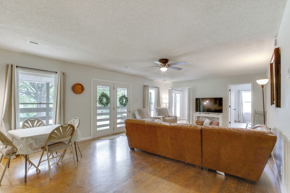7 Mi to Tennessee River: Home w/ Patio in Florence