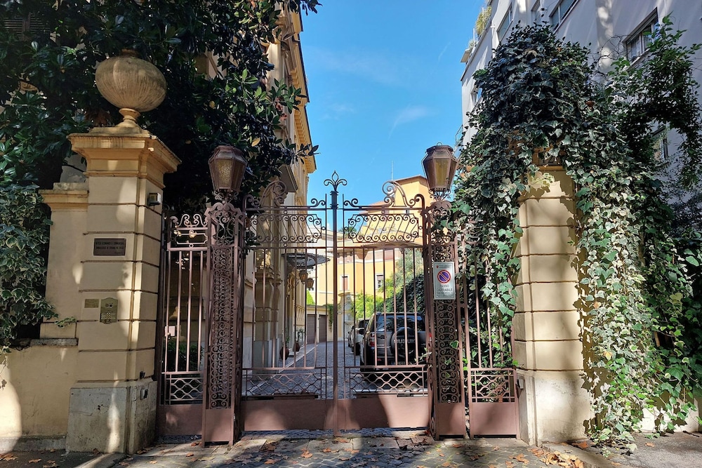 Rare Large and Elegant Rome Apartment in Prati Neighborhood Perfect for Families or Friends