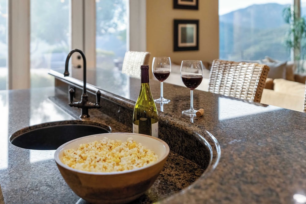 Hilltop Estate w/ Pool, Hot Tub, Fire Pit, Views Cleveland Vista by Avantstay