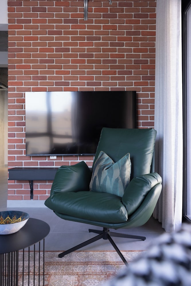 C LIVING 3 - ALMALQA