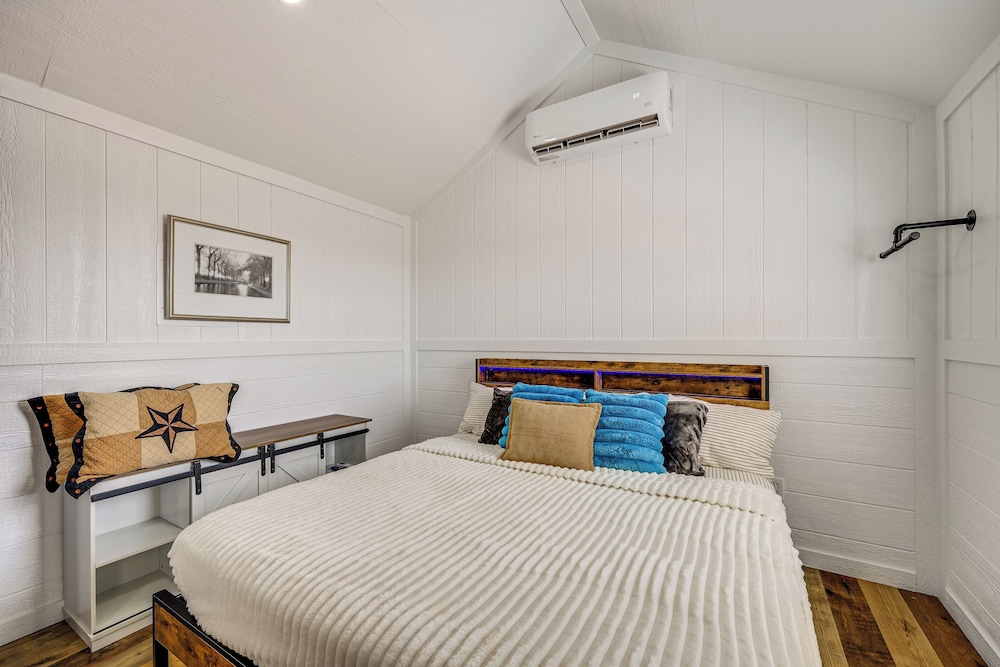 Hike, Hunt & Fish: Pet-friendly Studio in Dilley!