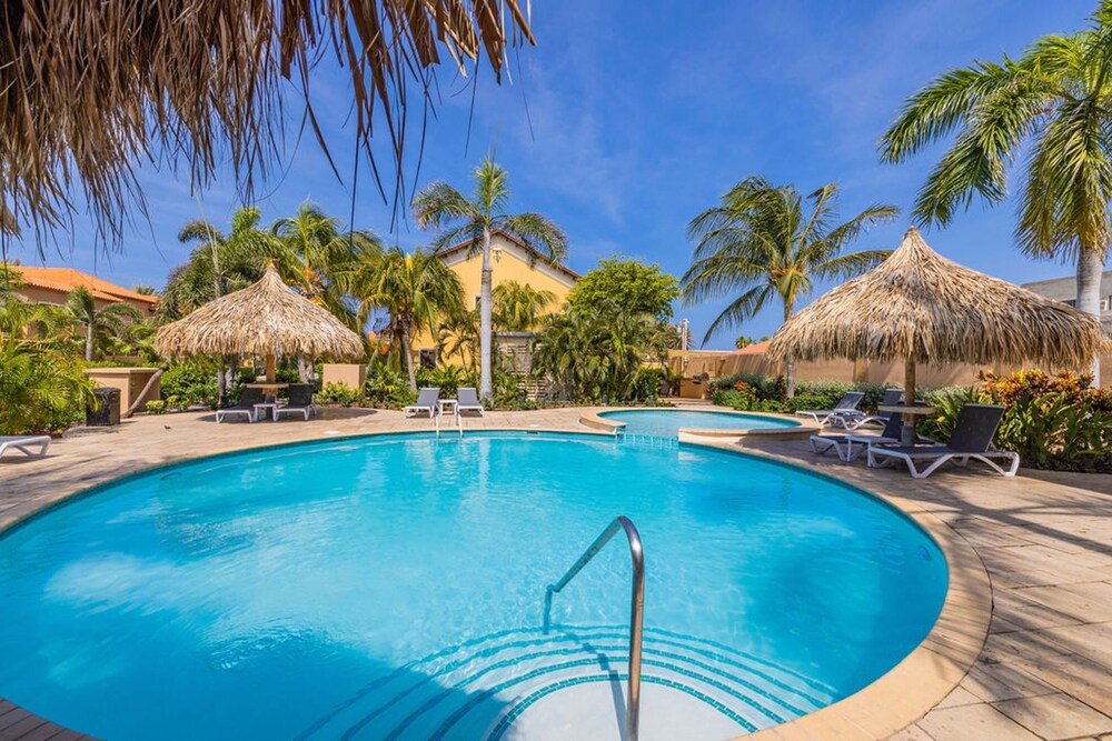 Gated Community 2br3ba Gold Coast Pools GYM