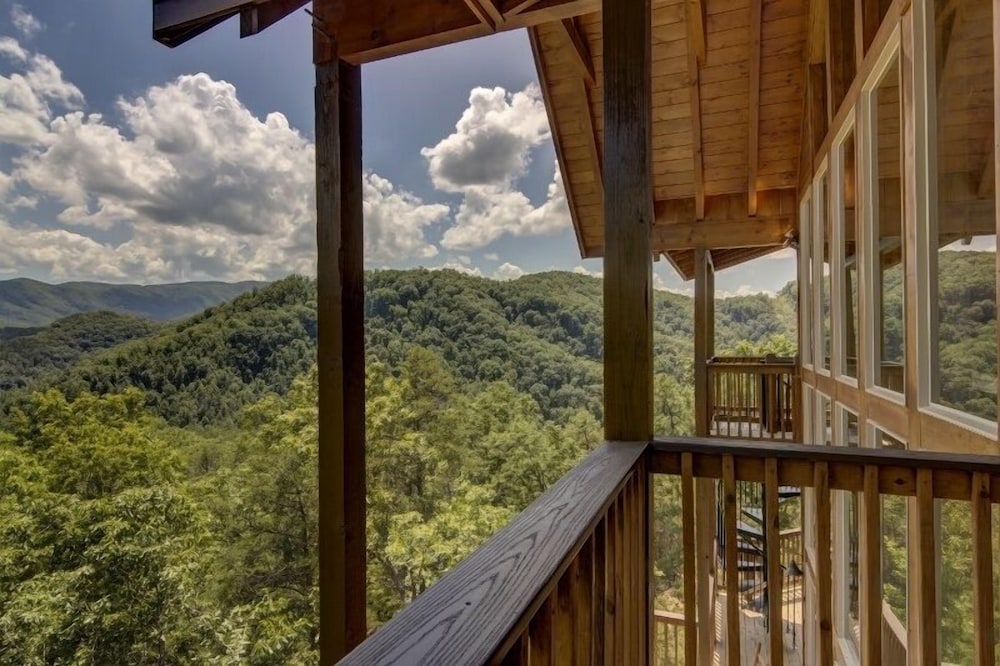 Bare Fu't Chateau - 4 Bedrooms, 4 Baths, Sleeps 14 Home by RedAwning