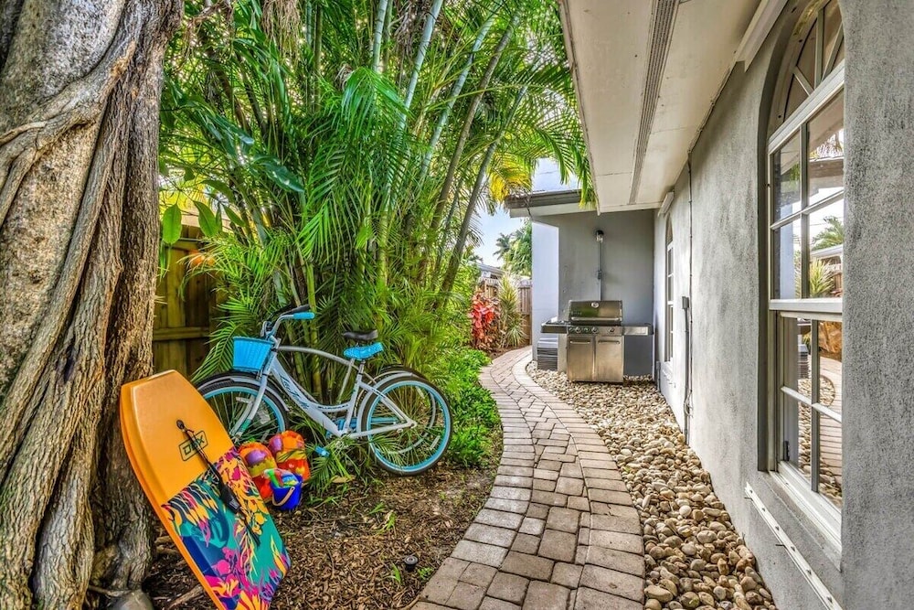 New Waterfront Oasis, Minutes to Beach, Eats, Shops