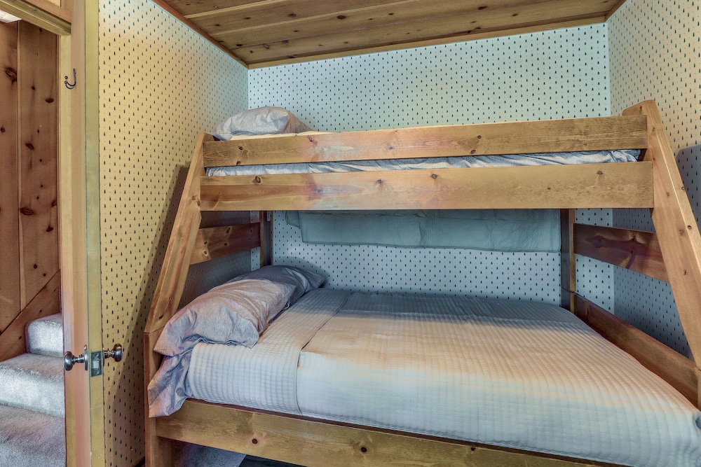 3 Mi to Shaver Lake: Cozy 'bears Hideaway' Cabin! view 4