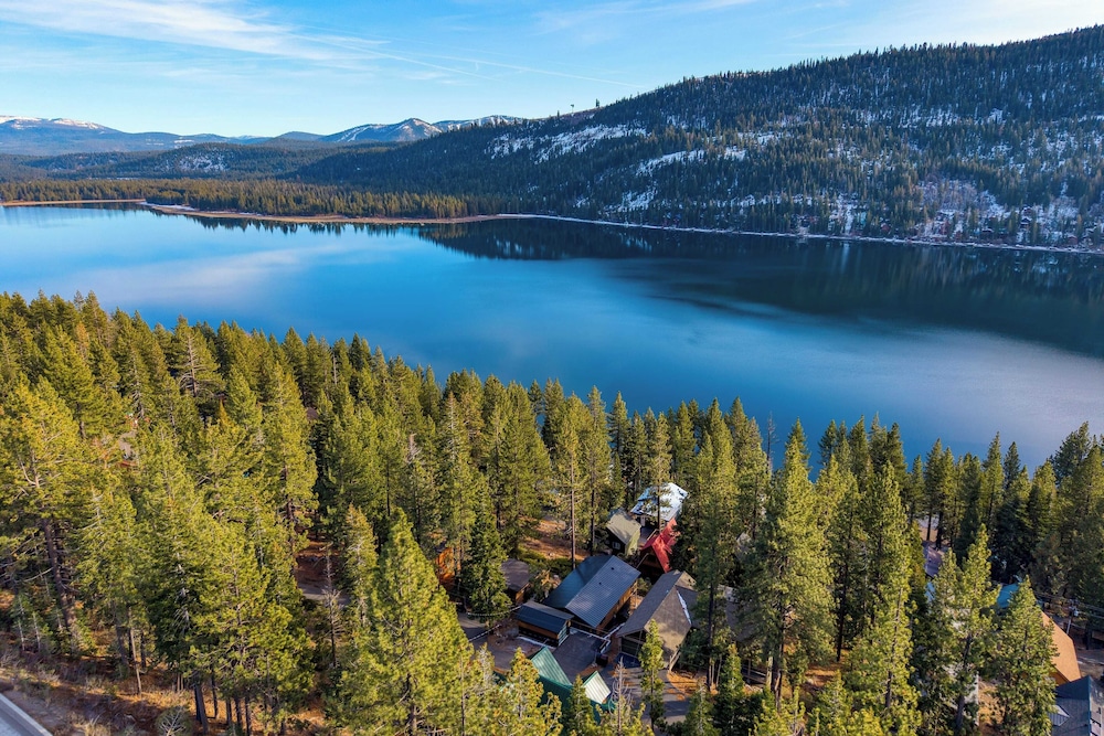 Denton by Avantstay Hot Tub, Deck w/ Fire Pit Near Skiing & Lake!