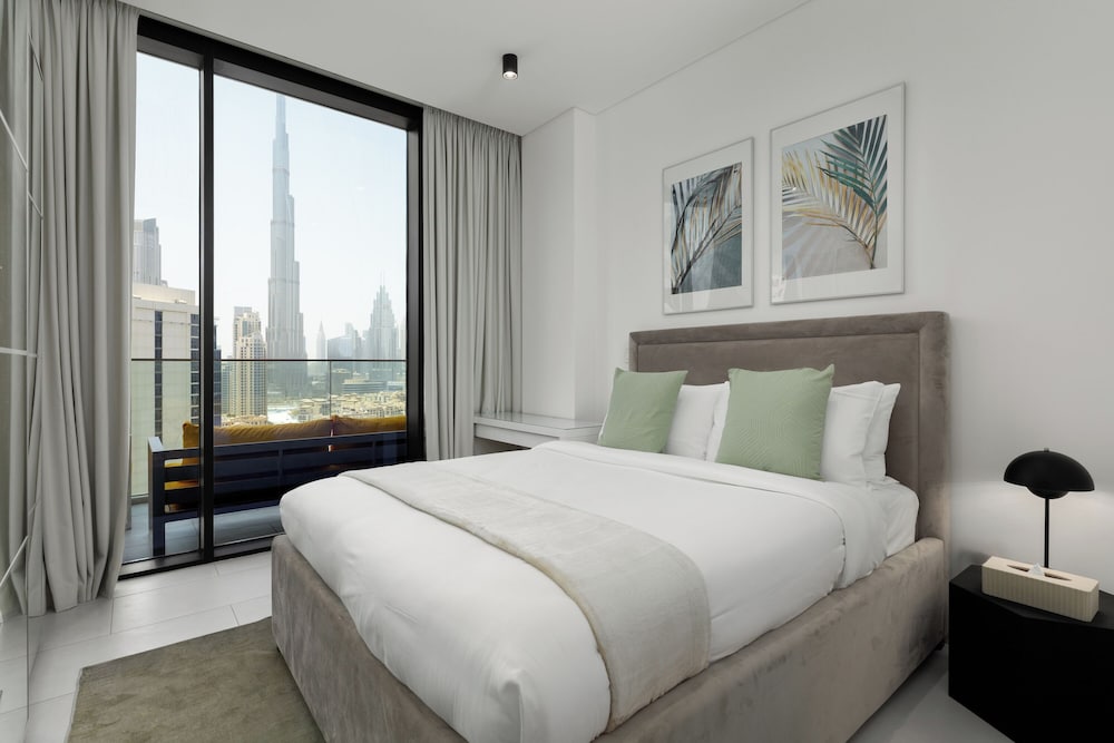 Maison Privee - Sky-High Panoramic Apt with Iconic Burj Khalifa Views