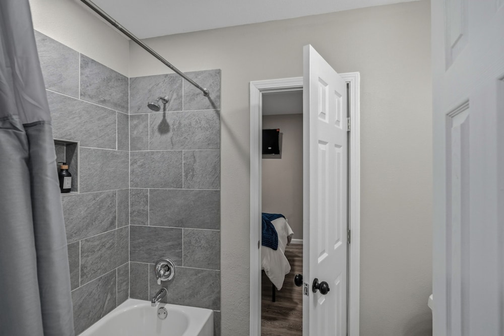 Spacious 3BR Retreat Near Downtown River Walk