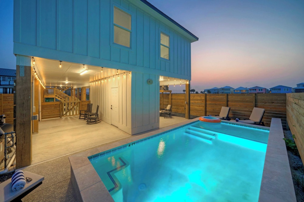 Sleeps 24 2 Homes, Priv Pool, Swing Bar, Patio Lounge Near Nature Preserve