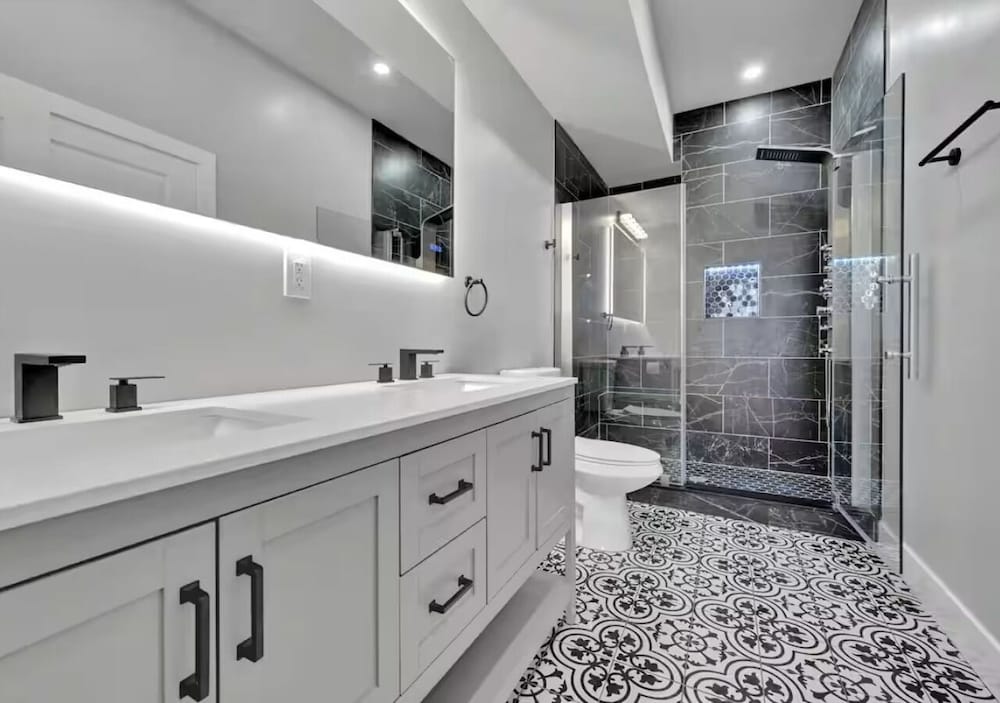 Cozy Home near City Center with Hot tub