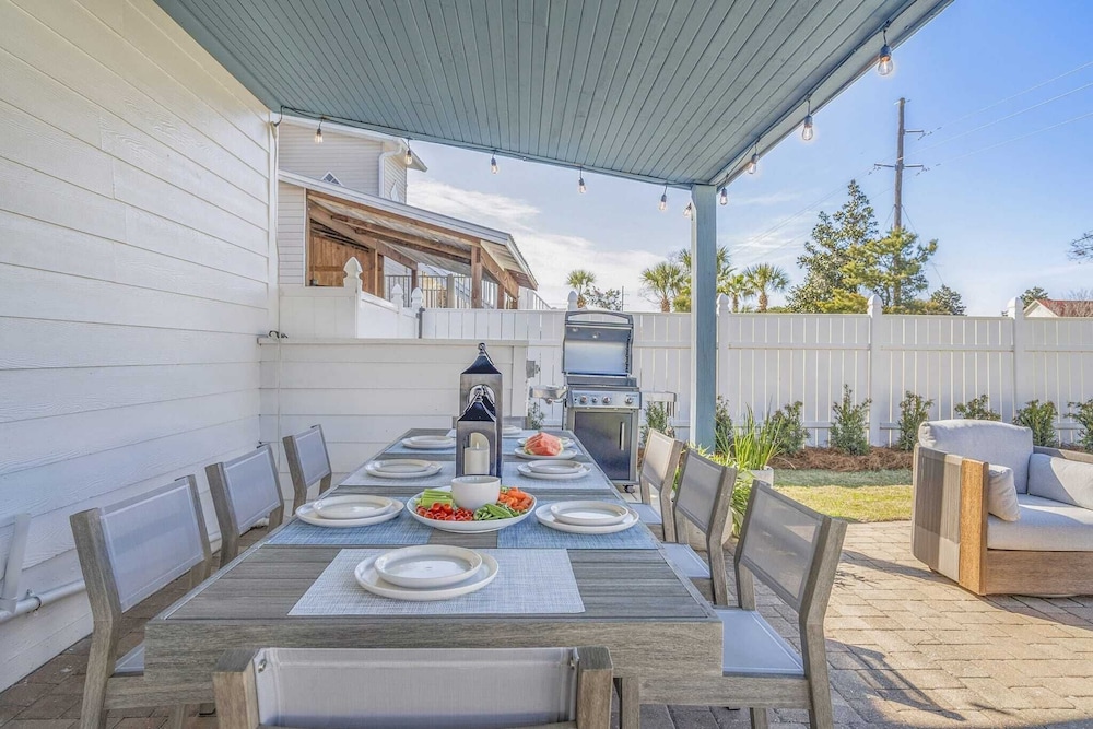 7bdr w/ Private Pool, Hot Tub, Fire Pit, Walk to Beach Tidal Wave by Avantstay