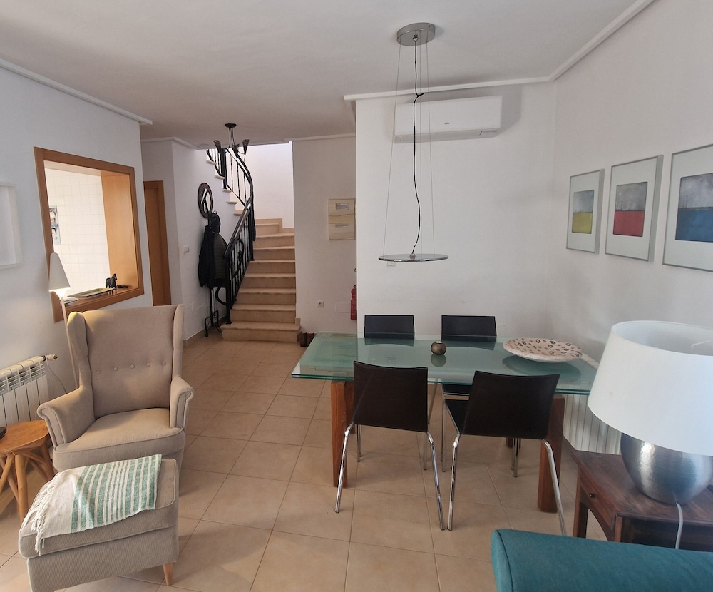 Luxury Villa - Pet Friendly & Free Parking