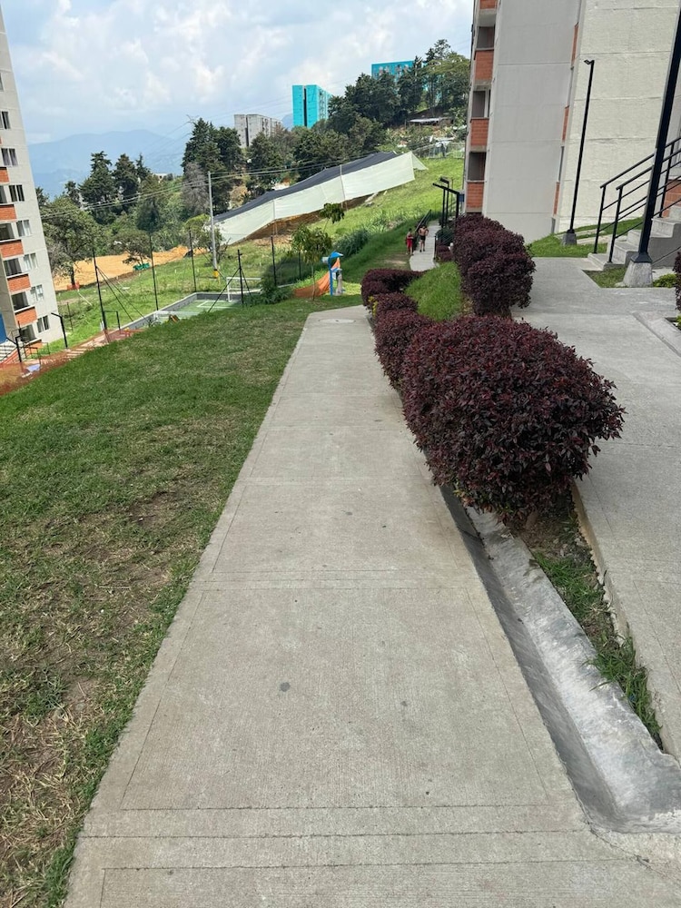 Stylish 1BR Getaway, Jacuzzi, Fireplace, Gym and AC